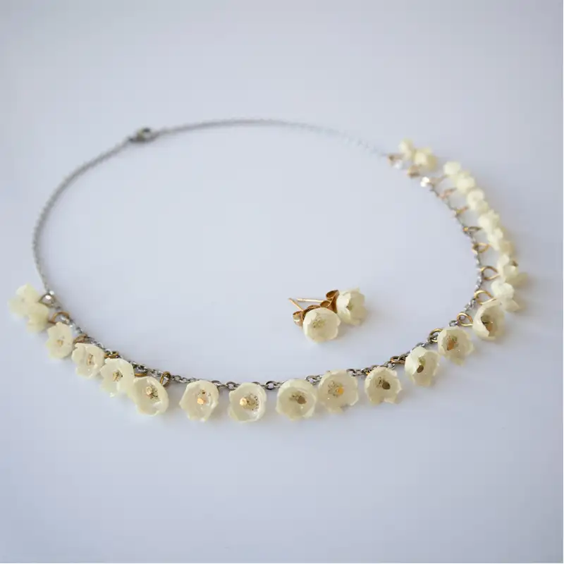 نیمست گل موگه دستساز طنان شامل گردنبند و گوشواره با گلهای طبیعی کاور شده با رزین UV و زنجیر استیل ضد حساسیت، طراحی لطیف و مینیمال