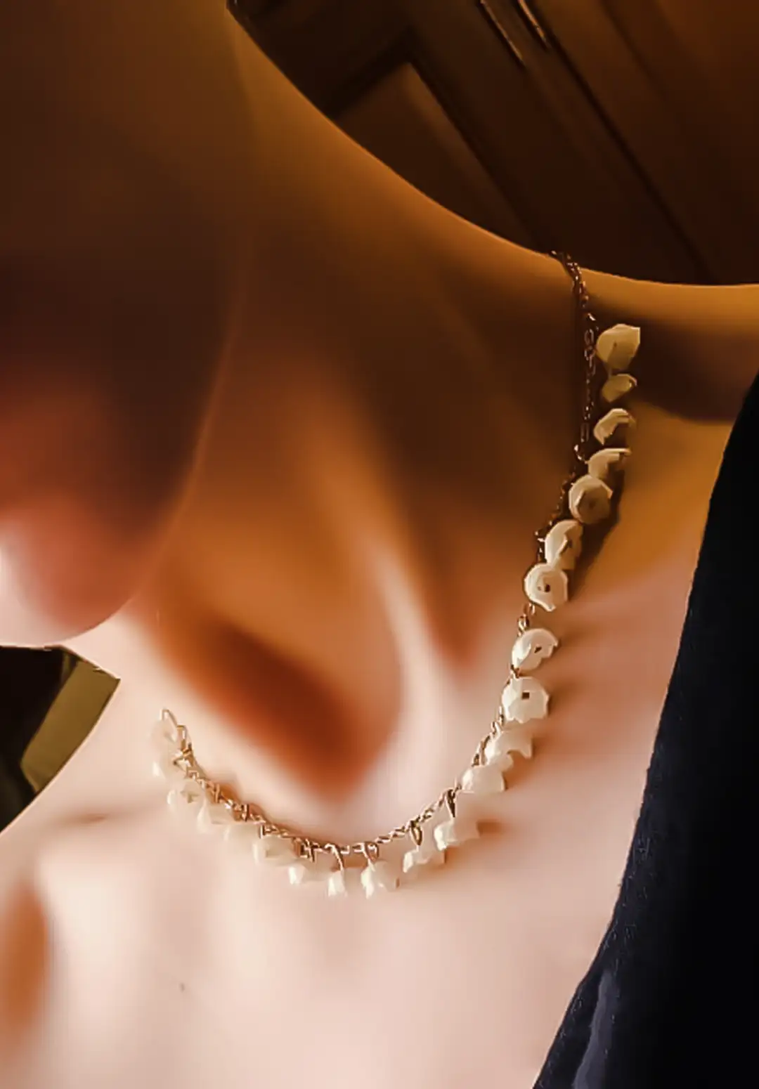 tanan-lily-of-the-valley-handmade-set گردنبند دستساز گل موگه سفید روی گردن؛ طراحی مینیمال و طبیعی با گلهای کوچک و واقعی موگه کاور شده با رزین UV، مناسب استایل لطیف و ظریف.