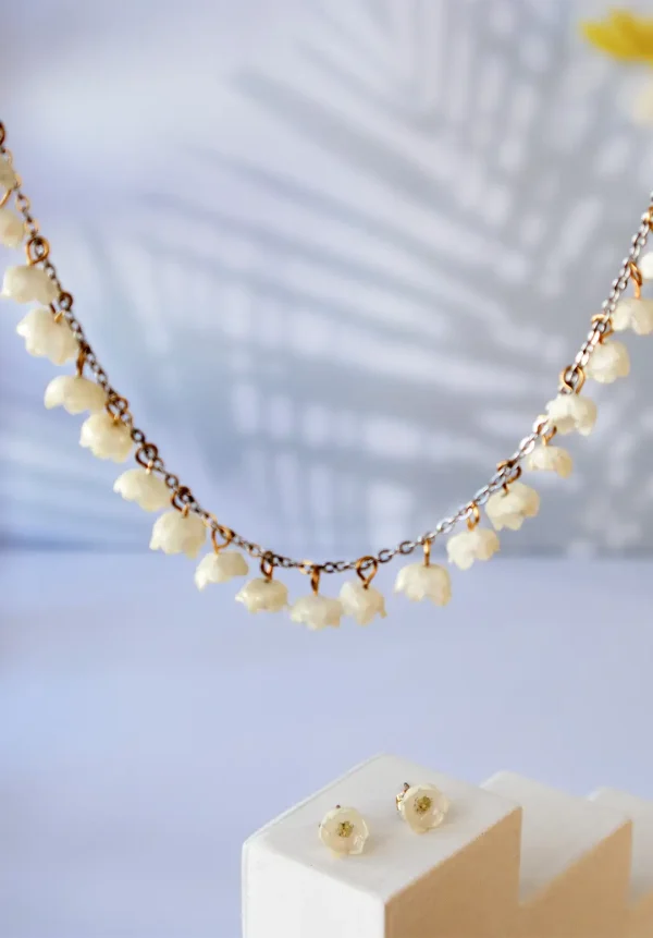 نیم‌ست دست‌ساز گل موگه شامل گردنبند و گوشواره؛ گل‌های طبیعی موگه کاور شده با رزین UV روی زنجیر طلایی، مینیمال و ظریف با طراحی الهام‌گرفته از بهار.