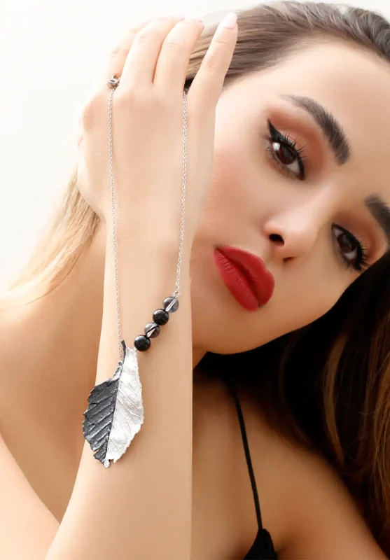 گردنبند سیاه و سفید برگ آرتونیس با سنگ آبسیدین و مون‌استون برند سانیا