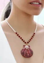 گردنبند صدف دخترانه شیک مدل آبدیس با صدف طبیعی قرمز، عقیق سرخ و مهره‌های صدف سفید