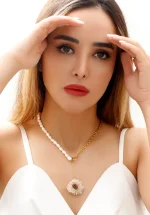 گردنبند ترند آرتنوس با مروارید پرورشی و گل داوودی مینیاتوری رزینی