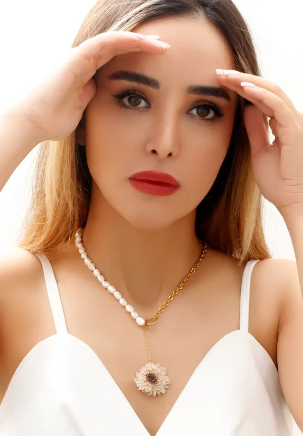 گردنبند ترند آرتنوس با مروارید پرورشی و گل داوودی مینیاتوری رزینی