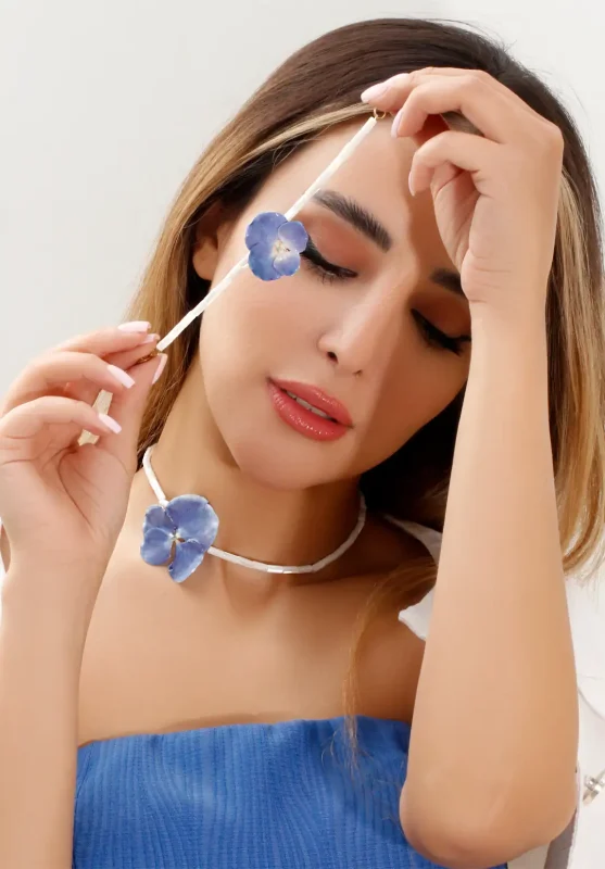 نیم ست دخترانه گل و صدف آمیتریس با چوکر هورتانسیا آبی و صدف لوله‌ای