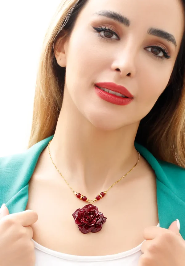 گردنبند عقیق سرخ زنانه مدل بهدیس با گل رز مینیاتوری طبیعی کاور شده با رزین UV و زنجیر استیل طلایی