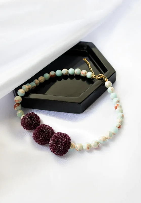 گردنبند سنگ جاسپر زنانه مدل گل میس با سه گل داوودی بنفش و کاور رزین UV