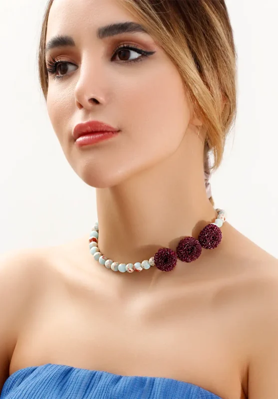 گردنبند زنانه گل میس با سنگ جاسپر امپریال آبی و سه گل داوودی بنفش مینیاتوری کاور شده با رزین UV