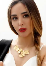 گردنبند آیریس با گلهای هورتانسیا کاور شده با ورق طلا