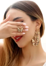 گوشواره لنگه به لنگه پروانه آلا با میخ و اتصالات استیل – یک لنگه با پروانه‌ی تکی روی پایه استیل و لنگه دیگر با چند پروانه آب‌طلا – پروانه‌ها کاور شده با رزین UV