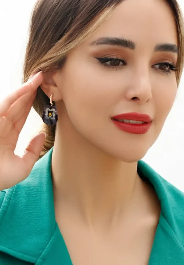 گوشواره دخترانه آرتمیس با گل طبیعی بنفشه و حلقه آب طلا با مرواریدهای ریز روی گوش مدل زنانه