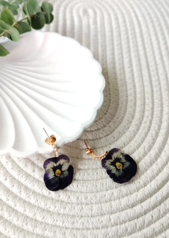 گوشواره جدید دخترانه بنفشه آرتمیس با گل بنفشه طبیعی کوچک، پایه آب طلا نیم‌دایره‌ای و ردیفی از مرواریدهای ریز – زیورآلات دستساز برند سانیا