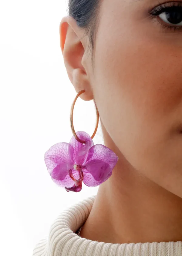 گوشواره حلقه‌ای گل ارکیده بنفش مدل آوا | طراحی خاص با گل طبیعی و رزین UV