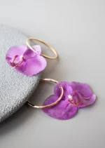گوشواره ارکیده بنفش مدل آوا روی سطح نقره‌ای با طراحی حلقه‌ای و گل طبیعی