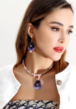 نیم‌ست دخترانه مرواریدی خاص مهسین با مروارید پرورشی تناژ بنفش و گل بنفشه طبیعی روی مدل زنانه
