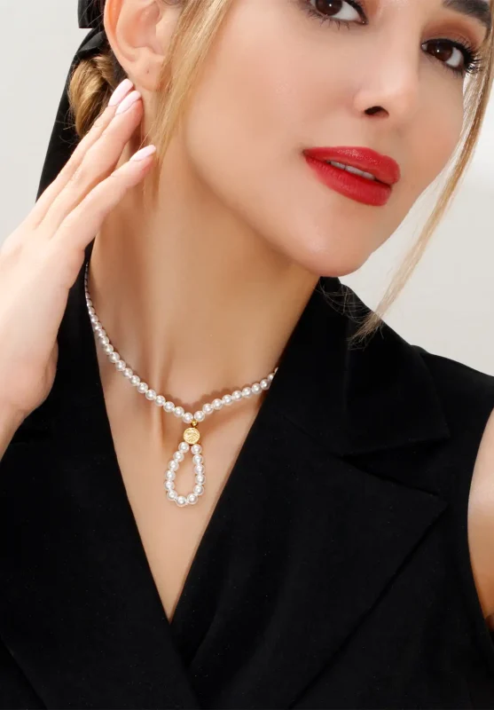 گردنبند مروارید پرورشی اصل راژیس با طراحی اشکی و اتصالات استیل روی گردن مدل زنانه