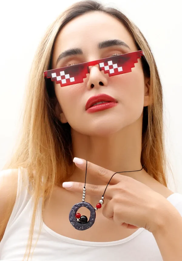 گردنبند زنانه تیامیس از جنس فیمو مشکی با طراحی دایره توخالی، سنگ اونیکس مشکی، جید قرمز و گوی استیل نقره‌ای روی بند کشویی