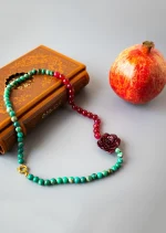 گردنبند دخترانه شیک یلدا | ترکیب گل رز مینیاتوری، عقیق سرخ و فیروزه آفریقایی