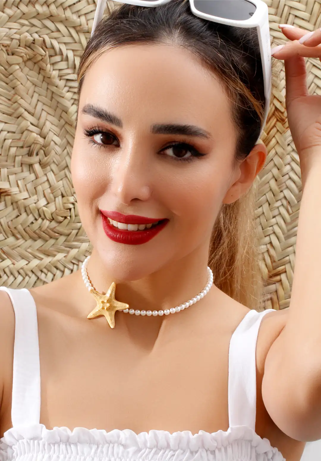 daryanaz-sea-star-necklace-pearl-beach-style گردنبند ستاره دریایی مدل دریاناز با مرواریدهای سفید و آویز بزرگ ستارهای طلایی، مناسب استایل ساحلی و تابستانی