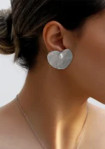 گوشواره زنانه برگ ماهنور ساخته شده از برگ طبیعی قلبی