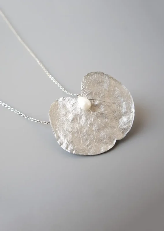 mahnour-leaf-silver-necklace-model