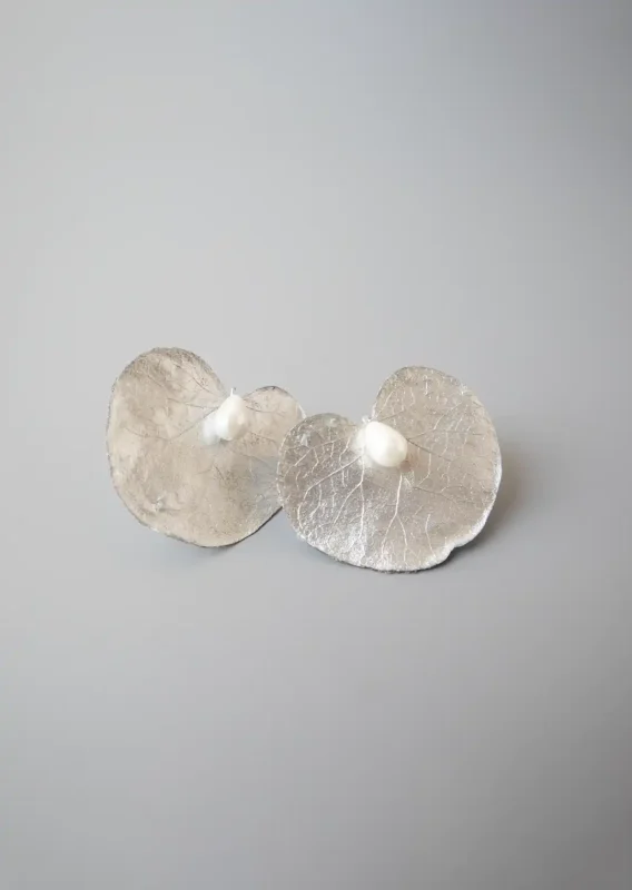 گوشواره زنانه برگ ماهنور ساخته شده از برگ طبیعی قلبی و شل اشکی