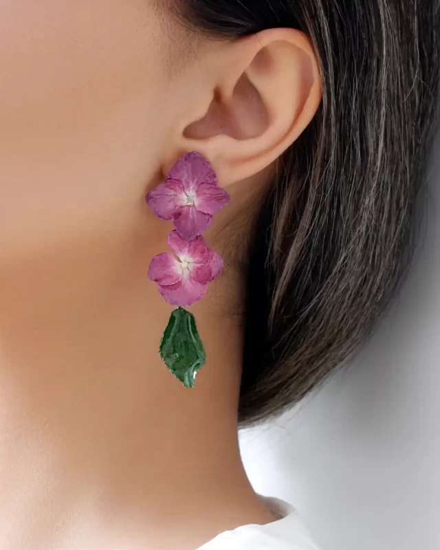 گوشواره زنانه میخی پژواک گل‌ها ساخته شده از گل های هورتانسیا و برگ طبیعی