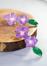 گوشواره میخی پژواک گل‌ها با گل‌های طبیعی هورتانسیا و برگ گل رز سبز
