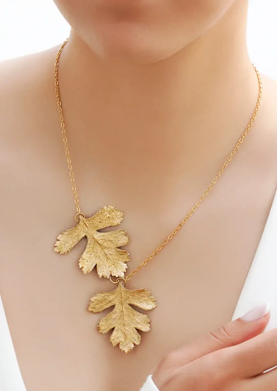 نمایش گردنبند شیک سها با برگ طبیعی و ورق طلا روی گردن مدل