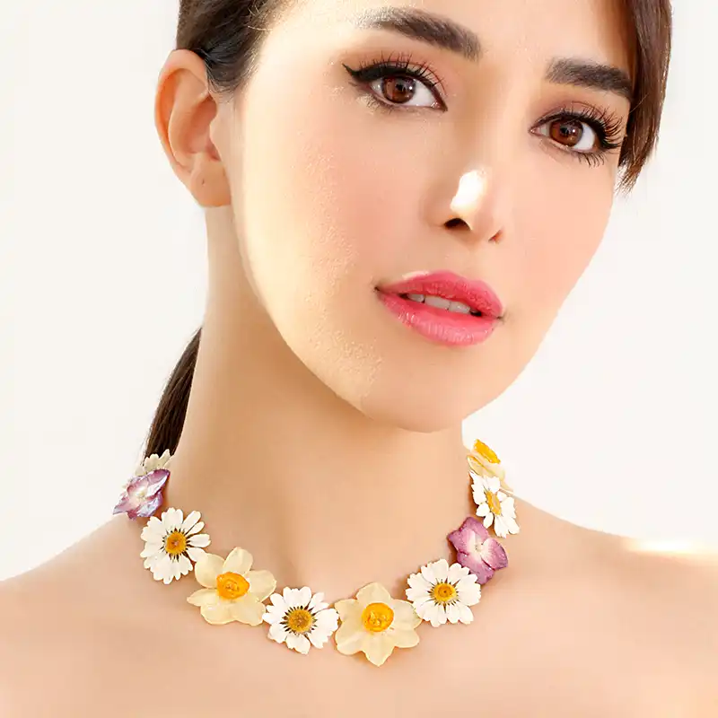 گردنبند گل طبیعی ماهیشا با طراحی دخترانه و ترکیب گل بابونه، نرگس و هورتانسیا