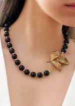 گردنبند رزینی برگ طبیعی با سنگ اونیکس مشکی و ورق طلا مدل نقش شب