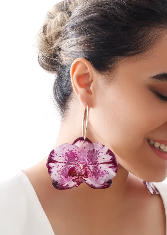 مدل گوشواره حلقه‌ای با گل ارکیده طبیعی مدل آرسینه روی گوش