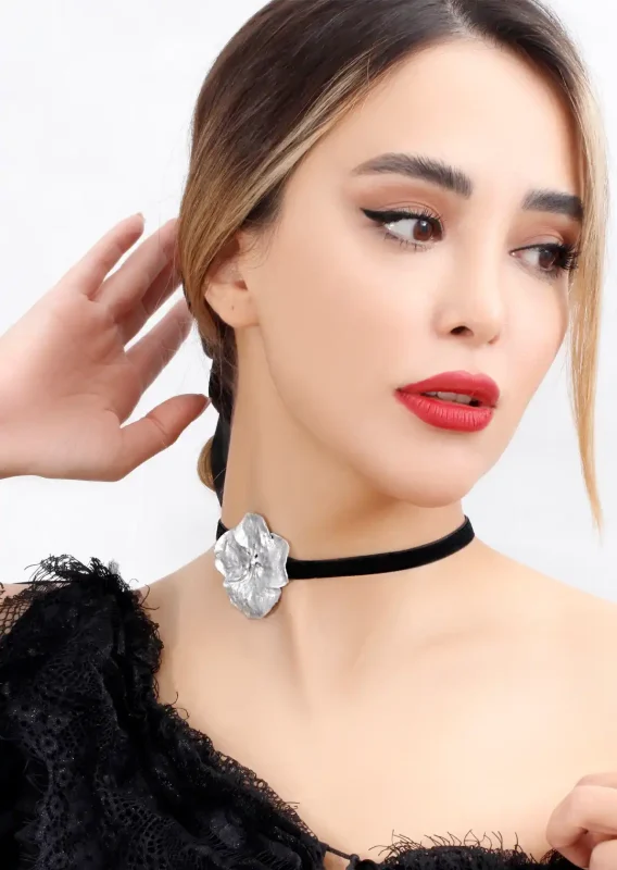 چوکر دست‌ساز دخترانه هلنا با گل طبیعی هورتانسیا و بند مخمل مشکی