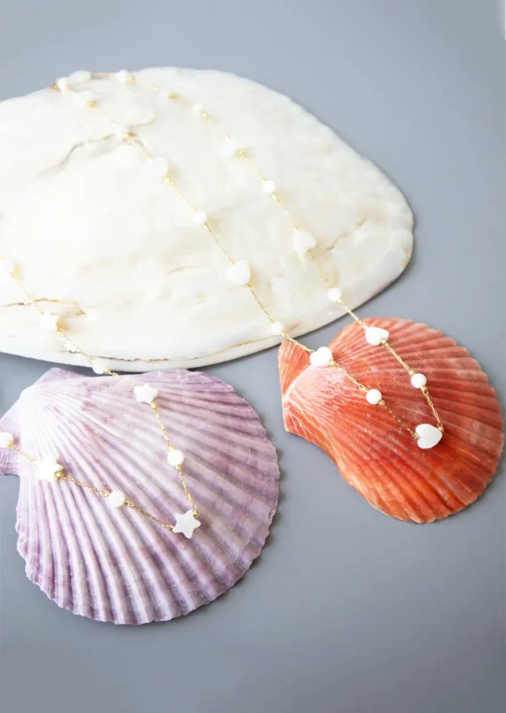 گردنبند قلب و ستاره مدل نگار، مهره‌های صدف واقعی، زنجیر و قفل استیل