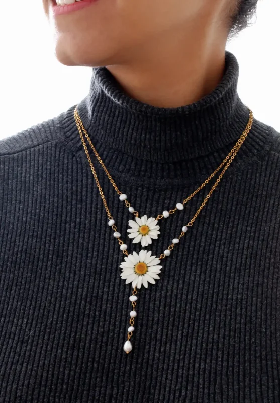 گردنبند رزینی با گل بابونه مدل نگارین، ساخته‌شده با مرواریدهای پرورشی و زنجیر استیل