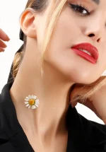 چوکر گل بابونه طبیعی هایا از برند سانیا، ساخته شده با گل طبیعی کاور شده با رزین UV و بند نامرئی که روی پوست جلوه‌ای طبیعی و لطیف دارد.