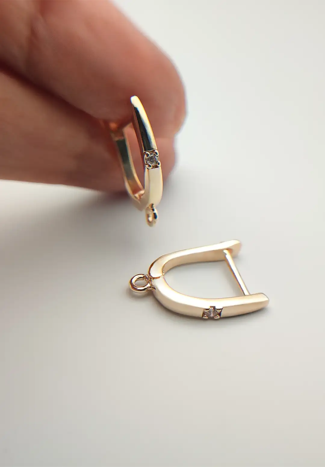 پایه گوشواره حلقه ای قفل دار آب طلا با نگین زیرکنیا بدون تغییر رنگ- کد EH-001