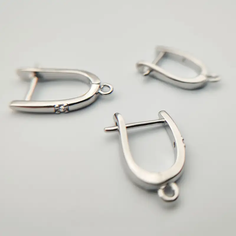 پایه گوشواره حلقه‌ای قفل دار کوچک نگین‌دار نقره ای با آبکاری رادیوم