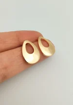 پایه گوشواره آب طلا اشکی ۱۸ عیار وارداتی با طراحی قطره‌ای توخالی