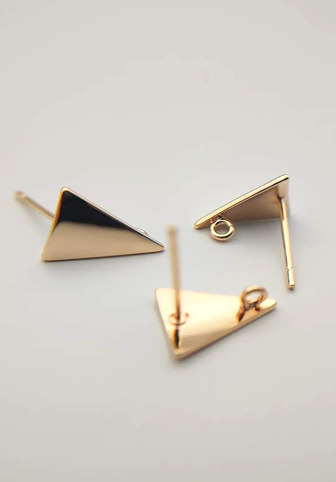 پایه گوشواره آب طلا مثلثی گرید A+ وارداتی با طراحی مینیمال و وزن سبک با حلقه اتصال