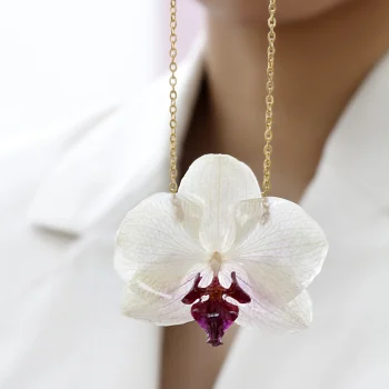 aylar-white-orchid-necklace-gold-chain-model