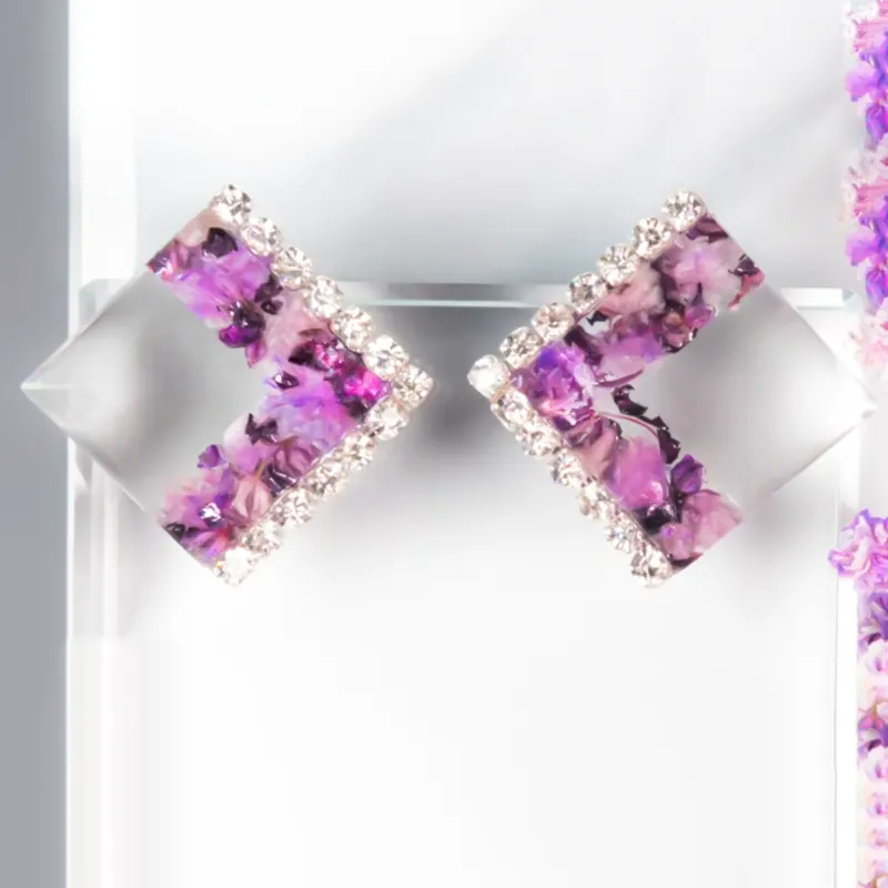 گوشواره ساخته شده با قالب سیلیکونی رزین قطعات مربع