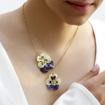 handmade-pansy-necklace-danira-model