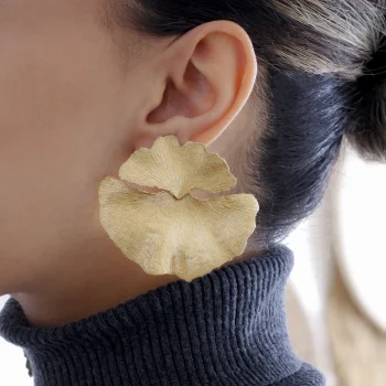 tianaz-ginkgo-leaf-earrings-gold-on-model